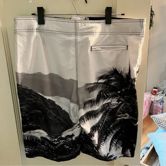 Old Navy Men’s Board Swim Shorts - Picture 4 of 4